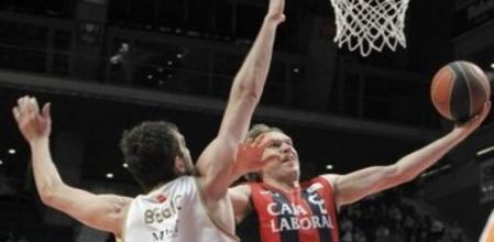 El pivot esloveno del Real Madrid Mirza Begic intenta taponar la accion del escolta del CajaLaboral Brad Oleson