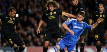 La presión total: cuatro jugadores del Barça rodean a Cahill