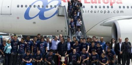 Los jugadores del Barça llegan a Barcelona con la Copa del Rey