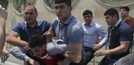 Opositores se enfrentaron a la policía durante una protesta antigubernamental, el jueves, en Bakú