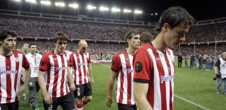 Los jugadores del Athletic Club se retiran del campo abatidos tras ser derrotados por el FC Barcelona en la final de la Copa del Rey