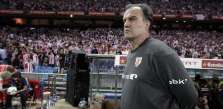 El entrenador del Athletic Club, el argentino Marcelo Bielsa, en la banda durante la final de la Copa del Rey