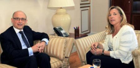 El ministro de Hacienda y Administraciones Públicas, Cristóbal Montoro, durante la reunión que ha mantenido con vicepresidenta de la Generalitat de Catalunya, Joana Ortega