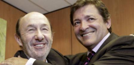 Rubalcaba saluda al presidente de Asturias, Javier Fernández.