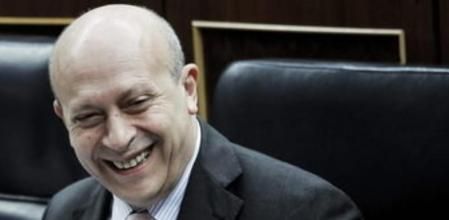 El ministro de Educación, Cultura y Deporte, José Ignacio Wert, en su escaño del hemiciclo de las Cortes, antes de su intervención en el pleno del Congreso de este miércoles