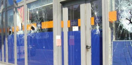 Cristaleras destrozadas a pedradas en una sede de CDC