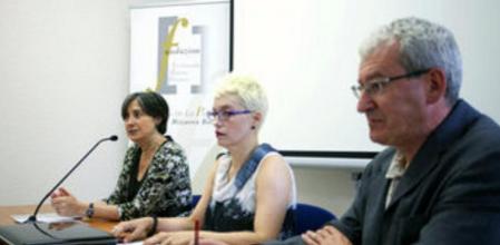 La gerente de la Fundación Fernando Buesa, Mila García de la Torre (i), junto a la sociologa Izaskun Saéz de la Fuente (c) y el director de Bakeaz, Josu Ugarte, han presentado el informe sociológico sobre los testimonios de la victimas del terorismo