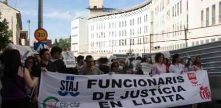 La protesta de los trabajadores de Justícia en los Juzgados de Lleida.