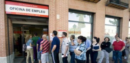 Un grupo de personas hace cola en una oficina de empleo en Alcalá de Henares esta mañana