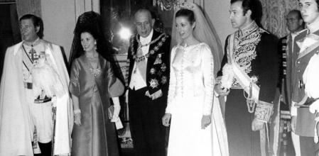 BODA DE ALFONSO DE BORBON Y DAMPIERRE Y CARMEN MARTINEZ BORDIU QUE LUCE UN DISEÑO DE BALENCIAGA, UNO DE LOS ULTIMOS VESTIDOS DEL MODISTO (8 DE MARZO DE 1972)