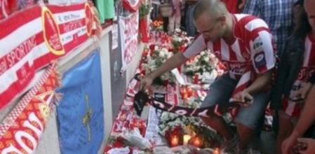 Aficionados del Real Sporting de Gijón durante la concentración celebrada en los aledaños del estadio del Molinón en memoria del que fuera entrenador del primer equipo, Manolo Preciado