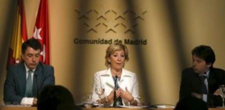 La presidenta de la Comunidad de Madrid, Esperanza Aguirre, junto al vicepresidente de Madrid, Ignacio González (i), y el consejero de Economía y Hacienda, Percival Manglano