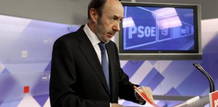El secretario general del PSOE, Alfredo Pérez Rubalcaba, antes de la rueda de prensa en la que analizó el rescate bancario