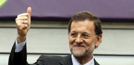 Mariano Rajoy realiza un gesto de aprobación durante el España - Italia inaugural de la Eurocopa