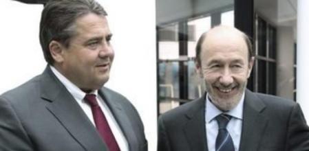 El presidente del Partido Socialdemócrata (SPD), Sigmar Gabriel saluda al secretario general del PSOE, Alfredo Pérez Rubalcaba, durante su encuentro en la casa Willy Brandt de Berlín, Alemania hoy 11 de junio de 2012.