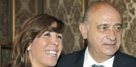 La presidenta del PPC, Alicia Sánchez-Camacho, junto al ministro de Interior, Jorge Fernández Díaz, en un acto hoy en Barcelona.