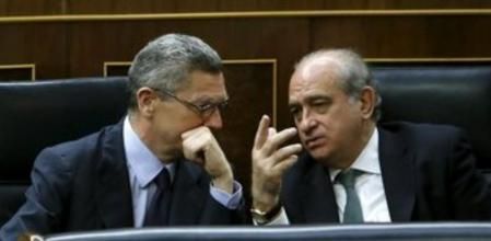 Los ministros de Justicia, Alberto Ruiz Gallardón, y de Interior, Jorge Fernández Díaz, durante el pleno del Congreso.