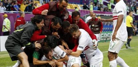 Los jugadores portugueses celebran el 3-2 conseguido ante Dinamarca, durante el partido del grupo B de la Eurocopa 2012 disputado en Lviv, Ucrania, el 13 de junio del 2012