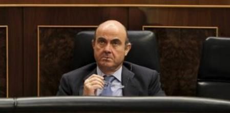 El ministro de Economía, Luis de Guindos, al inicio de la sesión de control al Ejecutivo en el pleno del Congreso