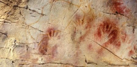 El Panel de las Manos de la cueva de El Castillo, donde parte de las pinturas tienen por lo menos 40.800 años de antigüedad
