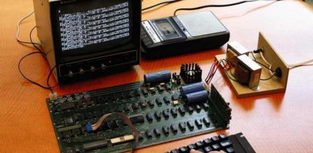 Ejemplar del primer ordenador Apple, fabricado por Steve Jobs y Steve Wozniak en 1976, que se vendió este jueves 14 de junio en Nueva York (EE.UU.) por 374.500 dólares, en una subasta celebrada por Sotheby's.