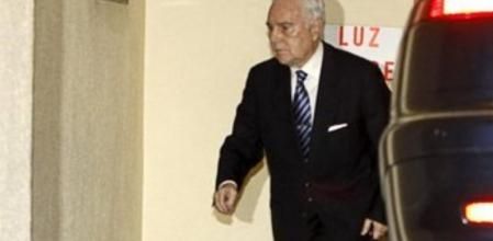 El presidente del Consejo General del Poder Judicial (CGPJ), Carlos Dívar, cuestionado por sus viajes a Marbella, llega al pleno del CGPJ en el que hoy se votará, con resultado incierto, la petición de varios vocales de que dimita, con cada vez menos apoyos en este órgano y en la carrera judicial