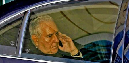 El presidente del Consejo General del Poder Judicial (CGPJ), Carlos Dívar, a la salida del pleno extraordinario del CGPJ