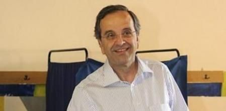 Antonio Samarás, líder del tradicional partido conservador griego Nueva Democracia, vota en un colegio electoral en Pylos