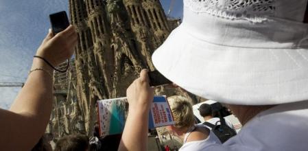 Imagen de archivo de un grupo de turistas rusos ante la Sagrada Família