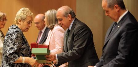 María Elvira Adelina Somoza Rodríguez, víctima del atentado perpetrado por ETA en Hipercor hace 25 años, recibe la encomienda de manos del ministro de Interior, Jorge Fernández Díaz