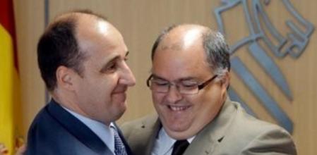 El secretario de Estado Ignacio Ulloa abraza a Fernando de Rosa