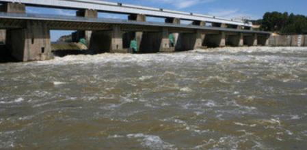 Fotografía que muestra el desembalse controlado del río Ebro