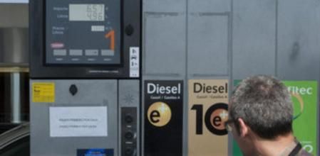 Un usuario carga el depósito de su vehículo en una gasolinera