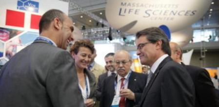 Fotografía facilitada hoy por la Generalitat de Catalunya del presidente catalán, Artur Mas, y el conseller de Economía, Andreu Mas-Colell, en la feria BIO Boston 2012.