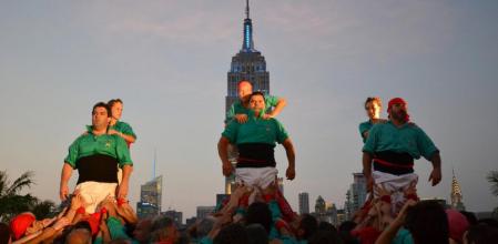 Los Castellers de Vilafranca empiezan a construir tres castillos paralelos en Nueva York
