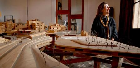 Benedetta Tagliabue en su despacho de arquitectos, en el Passatge de la Pau de Ciutat Vella, Barcelona