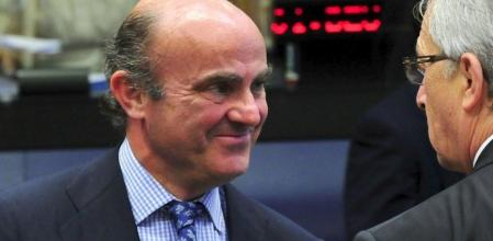 Luis de Guindos conversa con Jean Claude Juncker en la sede de la UE en Luxemburgo