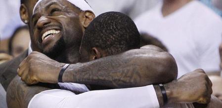 LeBron James de los Miami Heat celebra el título de campeones de la NBA