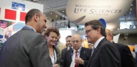 Recorrido promocional. El presidente de la Generalitat, Artur Mas, y el conseller de Economia, Andreu Mas-Colell, saludan a un empresario durante su visita a la feria de biotecnología en Massach