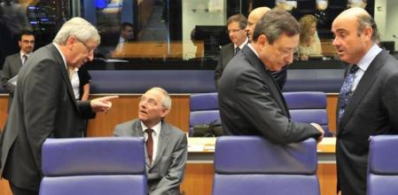 De izquierda a derecha, el presidente del Eurogrupo, Jean-Claude Juncker, el ministro de finanzas alemán, Wolfgang Schäuble, el presidente del BCE, Mario Draghi, y el ministro de Economía español, Luis de Guindos