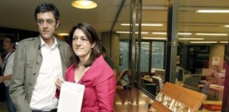 La portavoz del grupo socialista en el Congreso, Soraya Rodríguez, y el secretario general del grupo, Eduardo Madina, han presentado hoy el recurso de inconstitucionalidad ante el Tribunal Constitucional contra la amnistía fiscal aprobada por el Gobierno.