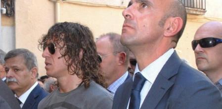 El capital del FC Barcelona, Carles Puyol (i), y el subdirector general Deportivo del Sevilla, Ramon Rodríguez Verdejo. 