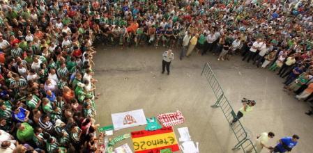 Alrededor de un millar de aficionados del Real Betis, así como del Sevilla FC, se han dado cita delante del estadio Benito Villamarín para despedirse de manera espontánea de Miki Roqué, futbolista que será enterrado mañana en su localidad natal de Tremp (Lérida)