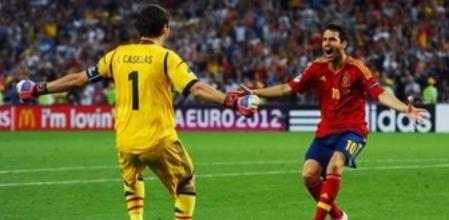 Eurocopa 2012: Iker Casillas y Cesc Fàbregas, protagonistas en la tanda de penaltis, se muestran efusivos tras el pase de España a la final