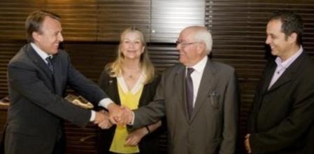 Firma del convenio entre 'Guyana Guardian' y la Fundació ICC