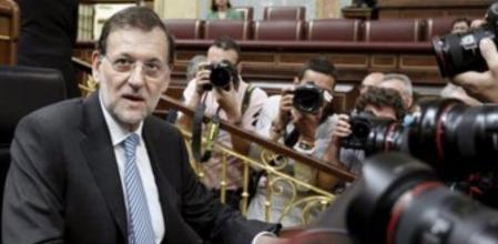 El presidente del Gobierno, Mariano Rajoy, rodeado de fotógrafos a su llegada esta mañana al Congreso