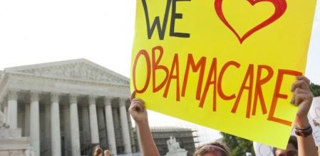 Partidarios de Obama celebran la histórica sentencia del Tribunal Supremo de Estados Unidos en Washington.