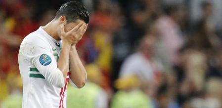 Cristiano Ronaldo se lamenta durante la tanda de penaltis contra España en la semifinal de la Eurocopa 2012