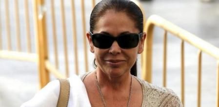 La tonadillera Isabel Pantoja, a su llegada a la Audiencia Provincial de Málaga para el juicio sobre blanqueo de capitales en el que también se juzga a Julián Muñoz, que fue alcalde de Marbella y su exesposa, Maite Zaldívar, y que hoy comienza con la exposición de cuestiones previas