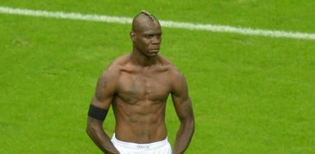 Alemania-Italia: Mario Balotelli celebra su segundo gol en las semifinales de la Eurocopa 2012